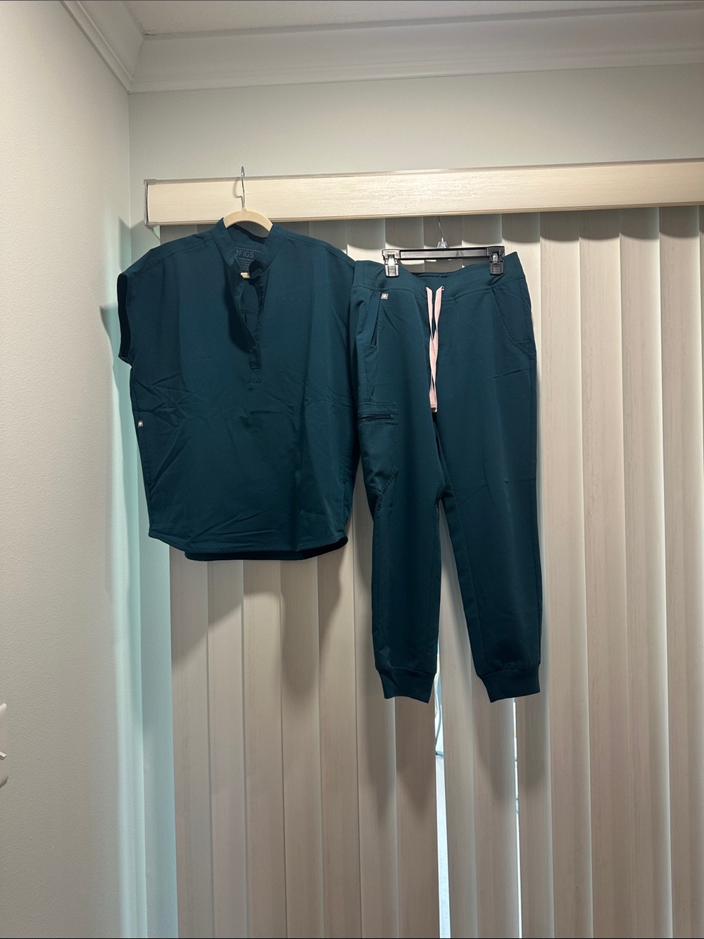 Figs Teal Women’s Scrub Top and Jogger Set